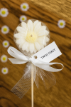 Podziękowania dla gości - biała stokrotka w celofanie na patyczku
