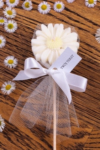 Stokrotka biała w tiulu _ wstążka biała WS10184 - focus.jpg