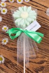 Podziękowania dla gości - zielona stokrotka w tiulu na patyczku