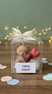 Podziękowania dla gości - duży miś brązowy z serduszkami w pudełku