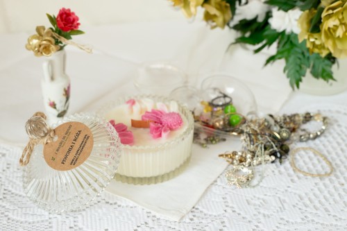 Świeca sojowa w cukiernicy Piwonia i Róża.jpg