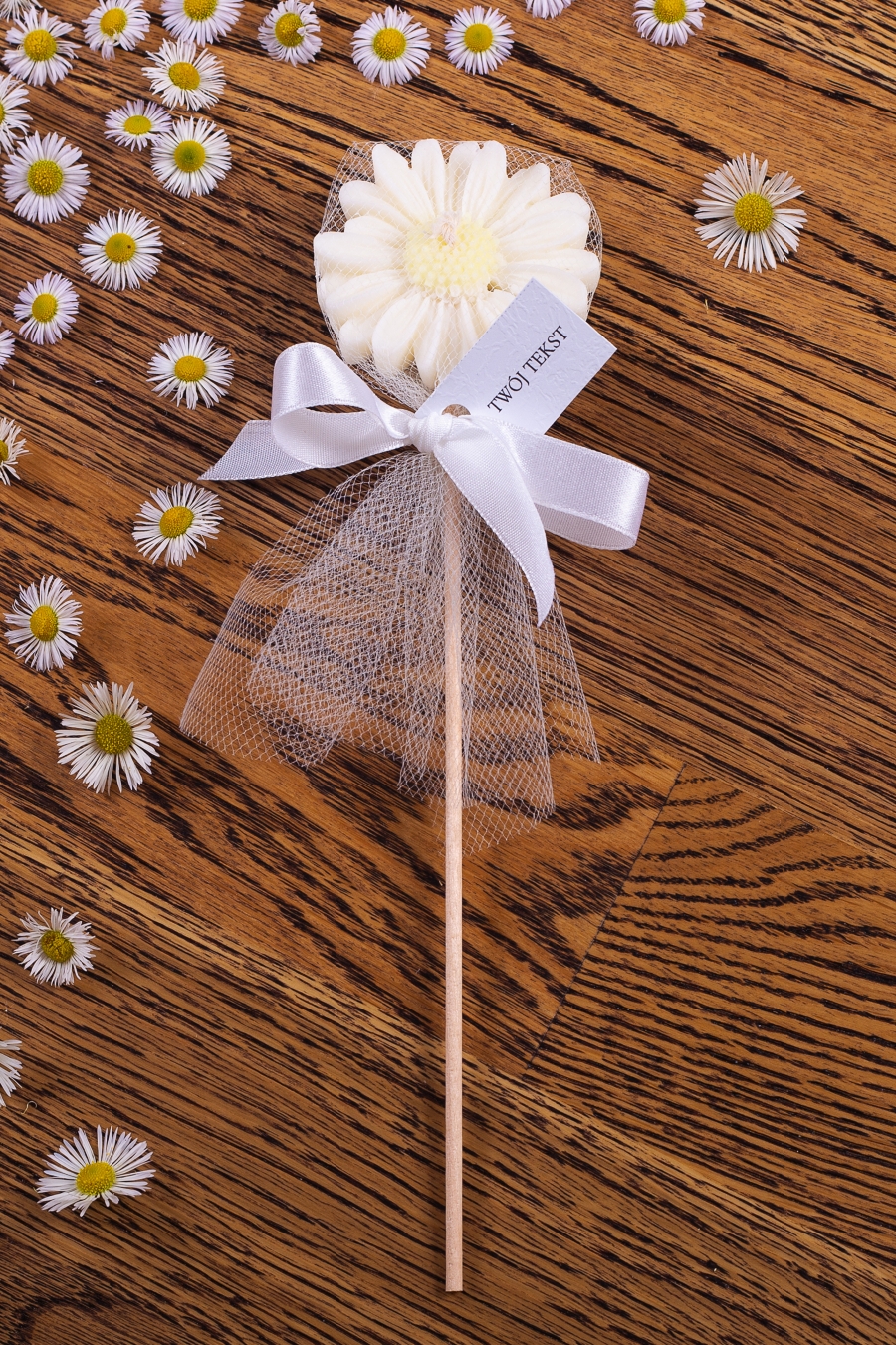 Stokrotka biała w tiulu, wstążka biała – WS10184