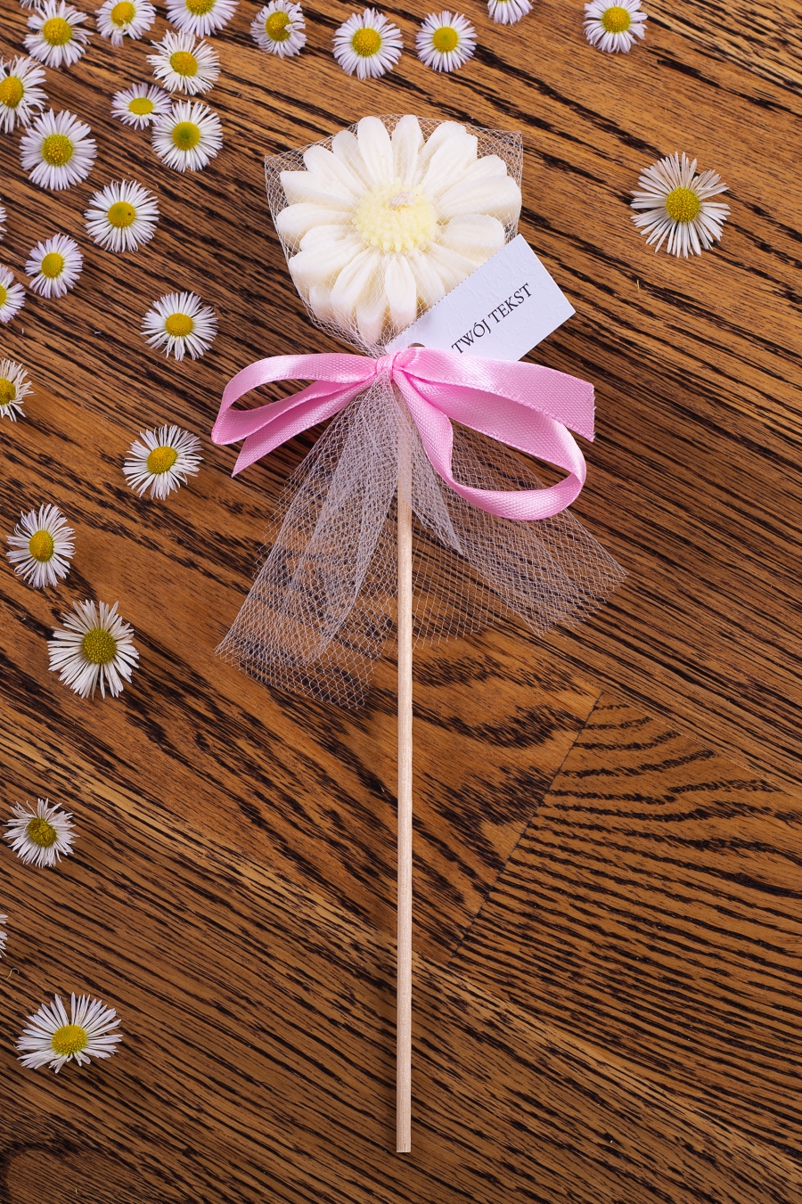 Stokrotka biała w tiulu, wstążka różowa – eleganckie podziękowania dla gości weselnych, WS10184