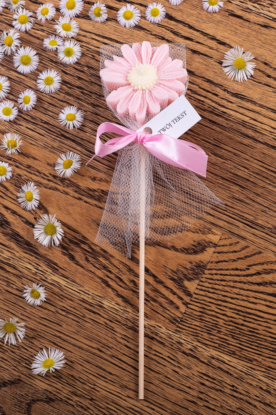 Stokrotka różowa w tiulu, wstążka różowa – dekoracja komunijna lub ślubna dla gości, WS10253