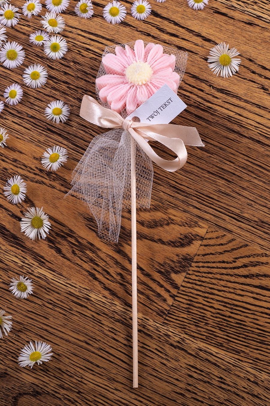 Stokrotka różowa w tiulu, wstążka beżowa – romantyczne podziękowania dla gości ze świecą sojową, WS10253