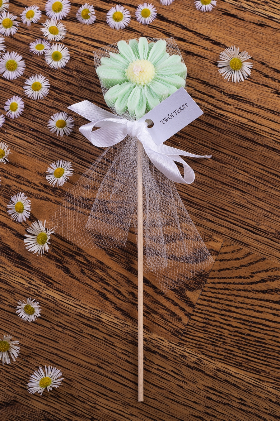 Stokrotka zielona w tiulu, wstążka biała – ekologiczna dekoracja podziękowań świecami sojowymi, WS10254