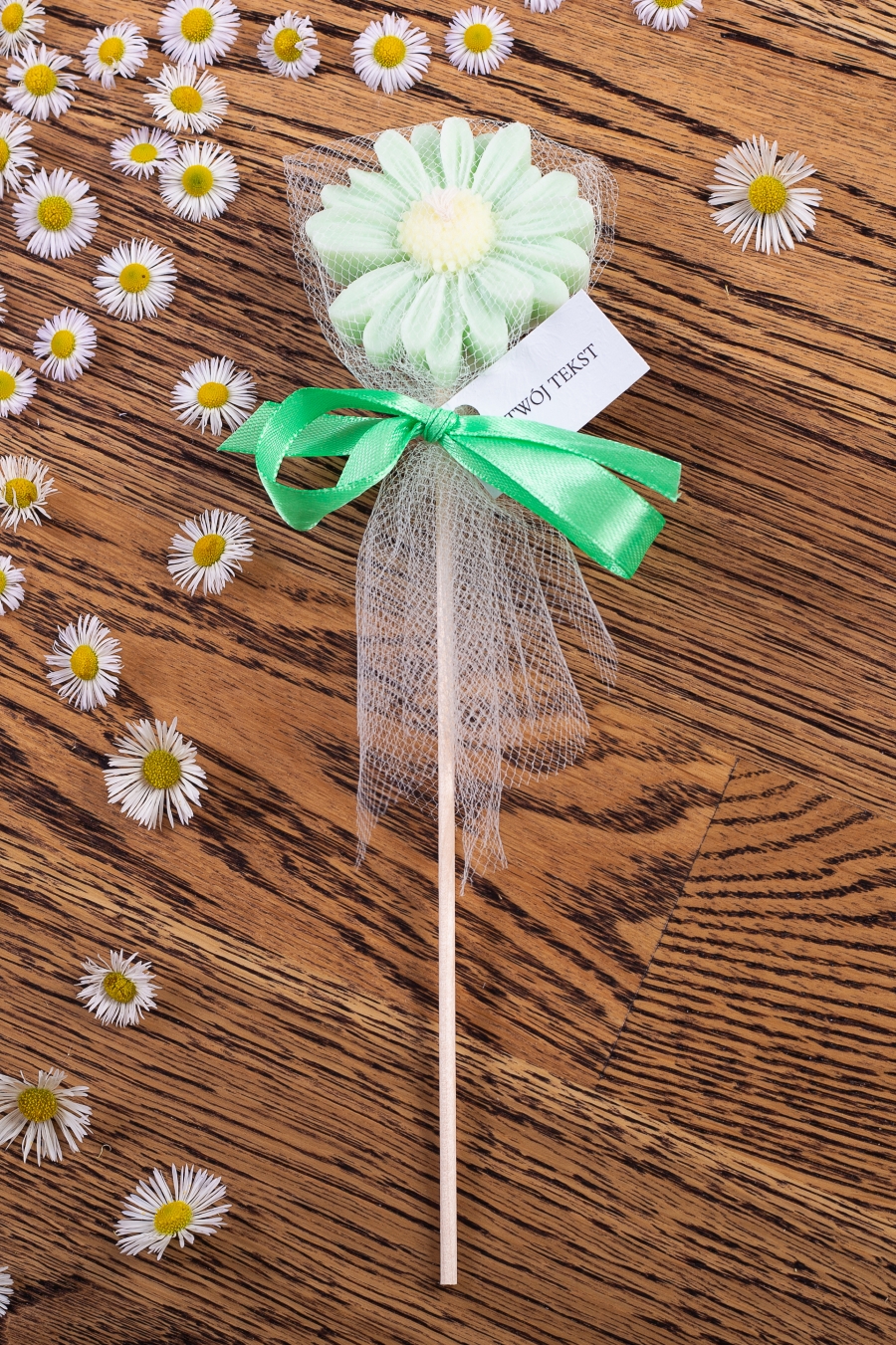 Stokrotka zielona w tiulu, wstążka zielona – stokrotka w tiulu jako upominek dla gości, WS10254