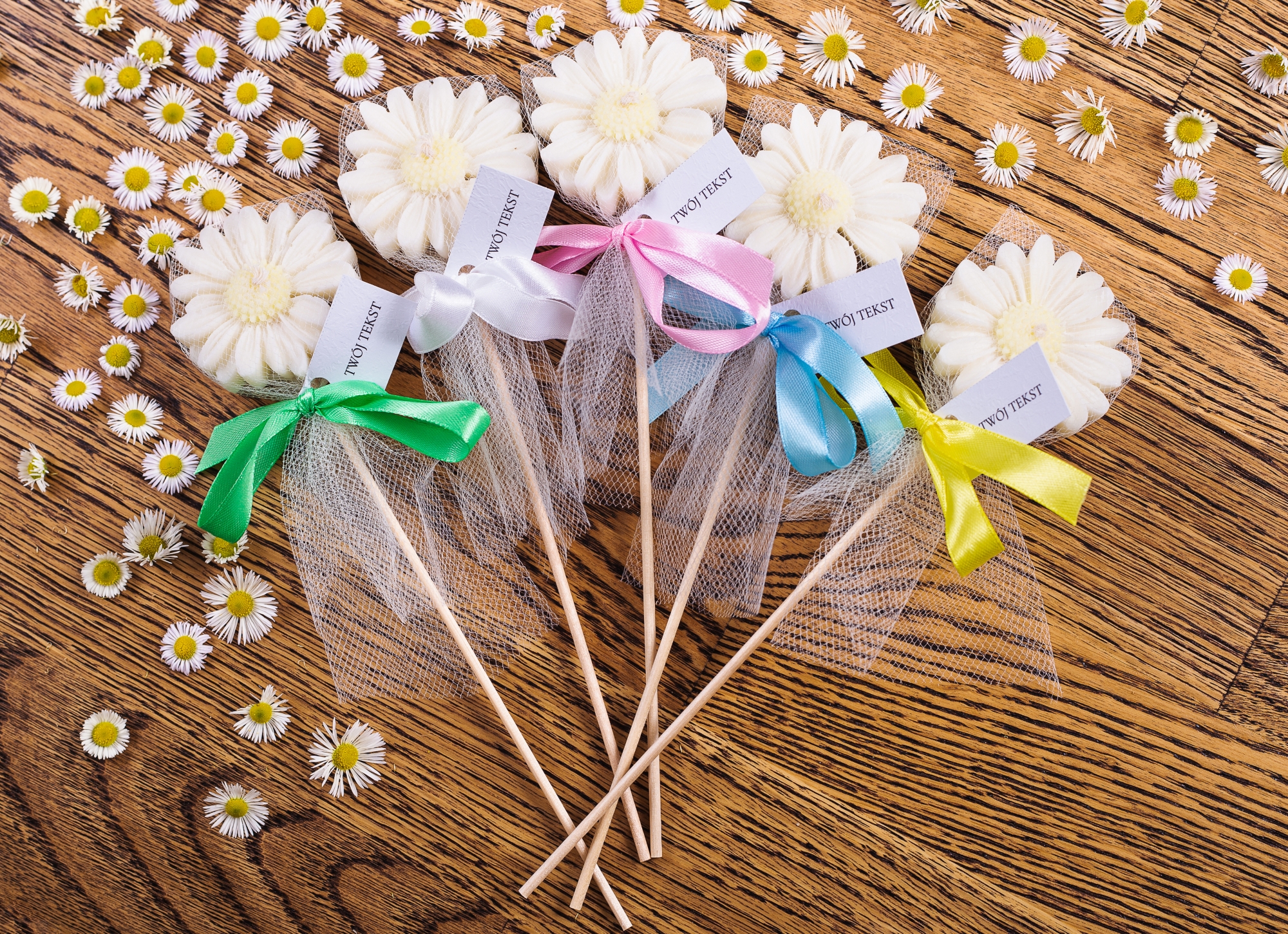 Stokrotki w tiulu białe zestaw – komplet dekoracji świec sojowych na podziękowania dla gości, WS10184